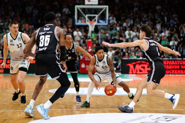Eli Brooks (Gladiators Trier) im Zweikampf mit Ejofor Onu (BMA365 Bamberg Baskets), Austin Matthew Crowley (BMA365 Bamberg Baskets) und Zachary Ensinger (BMA365 Bamberg Baskets), Vet Concept Gladiators Trier vs BMA365 Bamberg Baskets, Basketball, easyCredit BBL, 3. Spieltag, Saison 2025 2026, 05.10.2025 Vet Concept Gladiators Trier vs BMA365 Bamberg Baskets, Basketball, easyCredit BBL, 3. Spieltag, Saison 2025 2026, 05.10.2025 Copyright: xEibner-Pressefoto AlexanderxNeisx EP_ANS