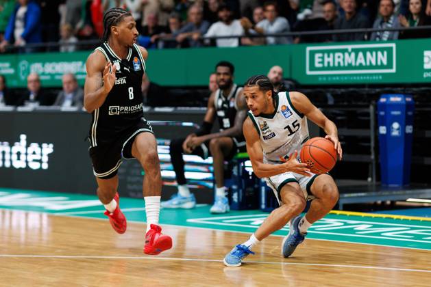 Jordan Roland (Gladiators Trier) im Zweikampf mit Demarcus Marquette Demonia (BMA365 Bamberg Baskets), Vet Concept Gladiators Trier vs BMA365 Bamberg Baskets, Basketball, easyCredit BBL, 3. Spieltag, Saison 2025 2026, 05.10.2025 Vet Concept Gladiators Trier vs BMA365 Bamberg Baskets, Basketball, easyCredit BBL, 3. Spieltag, Saison 2025 2026, 05.10.2025 Copyright: xEibner-Pressefoto AlexanderxNeisx EP_ANS