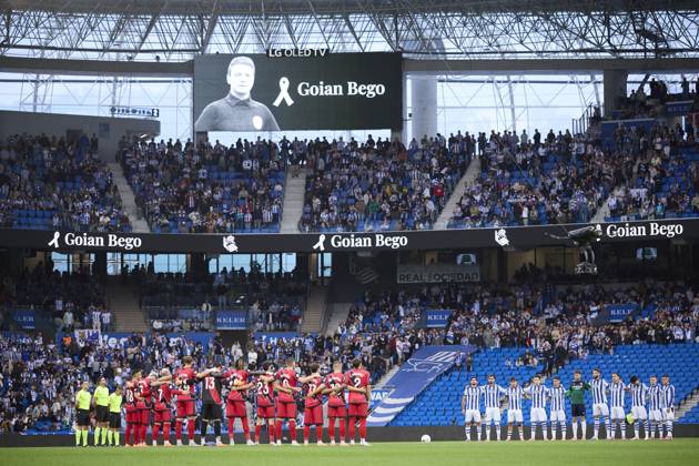 October 5, 2025, San Sebastian, Guipuzcoa, SPAIN: Players of Rayo Vallecano and of Real Sociedad pays a tribute prior to the LaLiga EA Sports match between Real Sociedad and Rayo Vallecano at Anoeta on October 5, 2025, in San Sebastian, Spain. San Sebastian SPAIN - ZUMAa181 20251005_zaa_a181_158 Copyright: xRicardoxLarreinax