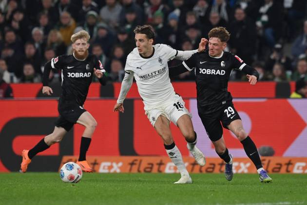 Florian Neuhaus (Borussia Moenchengladbach), li., gegen Philipp Treu (SC Freiburg) 05.10.2025, Fussball 1. Bundesliga, Saison 2025 2026, 6. Spieltag, Borussia Mönchengladbach - SC Freiburg DFL regulations prohibit any use of photographs as image sequences and or quasi-video Moenchengladbach Borussia Park Nordrhein Westfalen Deutschland
