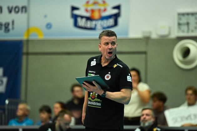 Alexander Waibl (Cheftrainer Dresdner SC) Dresdner SC vs. SSC Palmberg Schwerin, WT Energiesysteme Supercup, Volleyball Bundesliga Damen, Spielzeit 2025 2026, 04.10.2025 Dresdner SC vs. SSC Palmberg Schwerin, WT Energiesysteme Supercup, Volleyball Bundesliga Damen, Spielzeit 2025 2026, 04.10.2025 Dresden Copyright: xEibner-Pressefoto xHoepnerx EP_PHR