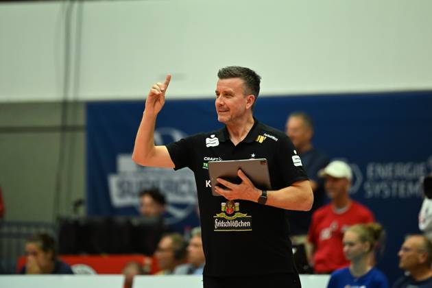 Alexander Waibl (Cheftrainer Dresdner SC) Dresdner SC vs. SSC Palmberg Schwerin, WT Energiesysteme Supercup, Volleyball Bundesliga Damen, Spielzeit 2025 2026, 04.10.2025 Dresdner SC vs. SSC Palmberg Schwerin, WT Energiesysteme Supercup, Volleyball Bundesliga Damen, Spielzeit 2025 2026, 04.10.2025 Dresden Copyright: xEibner-Pressefoto xHoepnerx EP_PHR