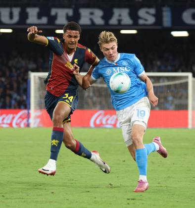 October 5, 2025, Napoli, Campania, Italy: RASMUS HOYLAND of SSC Napoli and SEBASTIAN OTOA of Genoa fight for the ball during Italian Serie A football match between SSC Napoli and Genoa on at the Diego Armando Maradona Stadium in Naples. Napoli Italy - ZUMAs236 20251005_aap_s236_070 Copyright: xFabioxSassox