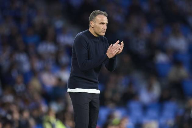October 5, 2025, San Sebastian, Guipuzcoa, SPAIN: Sergio Francisco head coach of Real Sociedad reacts during the LaLiga EA Sports match between Real Sociedad and Rayo Vallecano at Anoeta on October 5, 2025, in San Sebastian, Spain. San Sebastian SPAIN - ZUMAa181 20251005_zaa_a181_236 Copyright: xRicardoxLarreinax