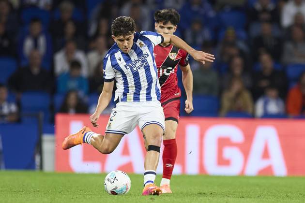 October 5, 2025, San Sebastian, Guipuzcoa, SPAIN: Jon Aramburu of Real Sociedad competes for the ball with Fran Perez of Rayo Vallecano during the LaLiga EA Sports match between Real Sociedad and Rayo Vallecano at Anoeta on October 5, 2025, in San Sebastian, Spain. San Sebastian SPAIN - ZUMAa181 20251005_zaa_a181_268 Copyright: xRicardoxLarreinax