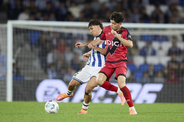October 5, 2025, San Sebastian, Guipuzcoa, SPAIN: Jon Aramburu of Real Sociedad competes for the ball with Fran Perez of Rayo Vallecano during the LaLiga EA Sports match between Real Sociedad and Rayo Vallecano at Anoeta on October 5, 2025, in San Sebastian, Spain. San Sebastian SPAIN - ZUMAa181 20251005_zaa_a181_269 Copyright: xRicardoxLarreinax
