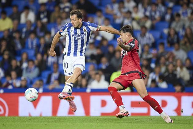 October 5, 2025, San Sebastian, Guipuzcoa, SPAIN: Mikel Oyarzabal of Real Sociedad competes for the ball with Andrei Ratiu of Rayo Vallecano during the LaLiga EA Sports match between Real Sociedad and Rayo Vallecano at Anoeta on October 5, 2025, in San Sebastian, Spain. San Sebastian SPAIN - ZUMAa181 20251005_zaa_a181_298 Copyright: xRicardoxLarreinax