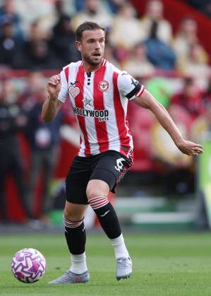 London, England, 5th October 2025. Jordan Henderson of Brentford during the Brentford vs Manchester City Premier League match at Gtech Community Stadium, London. Picture credit should read: Paul Terry Sportimage EDITORIAL USE ONLY. No use with unauthorised audio, video, data, fixture lists, club league logos or live services. Online in-match use limited to 120 images, no video emulation. No use in betting, games or single club league player publications. SPI_077_PT_Brentford_Man_City SPI-4202-0077