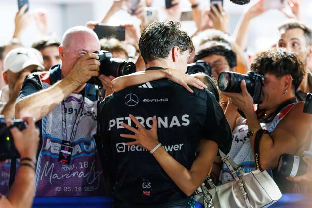 October 5, 2025, Singapore, Singapore: George Russell of Great Britain and the Mercedes-AMG PETRONAS Formula One Team celebrates with his partner Carmen Montero Mundt after winning the Grand Prix of Singapore at the Marina Bay Street Circuit. Singapore Singapore - ZUMAs197 20251005_aaa_s197_564 Copyright: xGeorgexHitchensx