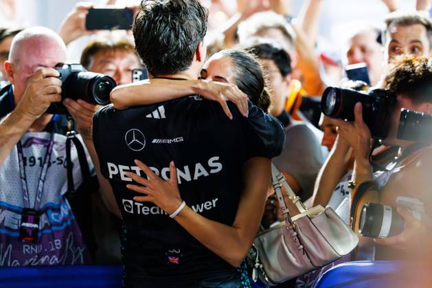 October 5, 2025, Singapore, Singapore: George Russell of Great Britain and the Mercedes-AMG PETRONAS Formula One Team celebrates with his partner Carmen Montero Mundt after winning the Grand Prix of Singapore at the Marina Bay Street Circuit. Singapore Singapore - ZUMAs197 20251005_aaa_s197_568 Copyright: xGeorgexHitchensx