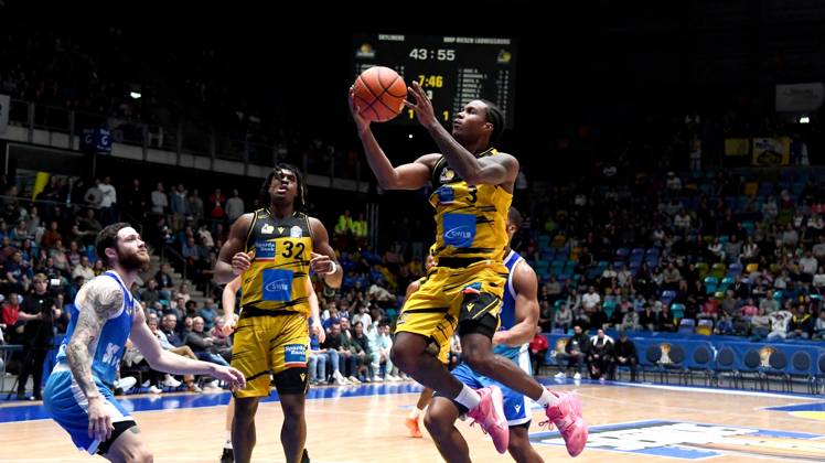 03.10.2025, xokbx, Basketball easyCredit BBL Bundesliga, Frankfurt Skyliners - MHP Riesen Ludwigsburg v.l. Stefan Smith (MHP RIESEN Ludwigsburg) Sprung, Wurf, Duell, Zweikampf,Logan Johnson (Fraport Skyliners Frankfurt) (DFL DFB REGULATIONS PROHIBIT ANY USE OF PHOTOGRAPHS as IMAGE SEQUENCES and or QUASI-VIDEO) Frankfurt am Main