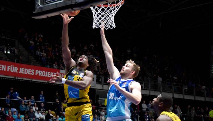 03.10.2025, xokbx, Basketball easyCredit BBL Bundesliga, Frankfurt Skyliners - MHP Riesen Ludwigsburg v.l. Till Pape (Fraport Skyliners Frankfurt), Stefan Smith (MHP RIESEN Ludwigsburg), Duell, Zweikampf, Sprung, Wurf (DFL DFB REGULATIONS PROHIBIT ANY USE OF PHOTOGRAPHS as IMAGE SEQUENCES and or QUASI-VIDEO) Frankfurt am Main