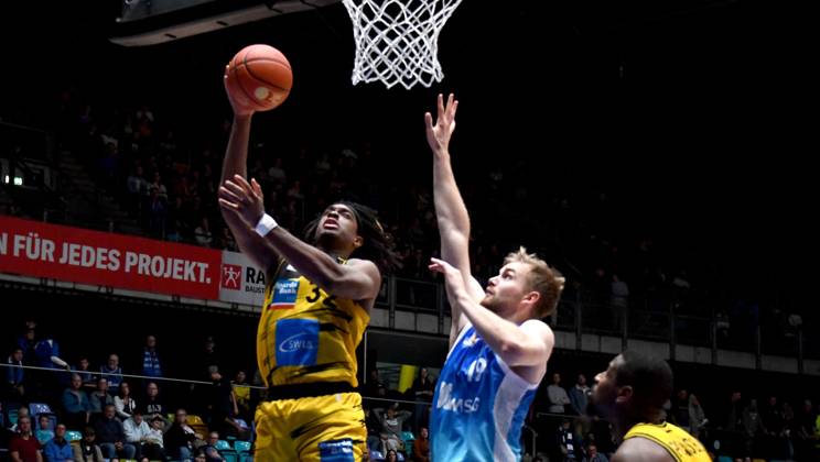 03.10.2025, xokbx, Basketball easyCredit BBL Bundesliga, Frankfurt Skyliners - MHP Riesen Ludwigsburg v.l. Till Pape (Fraport Skyliners Frankfurt), Stefan Smith (MHP RIESEN Ludwigsburg), Duell, Zweikampf, Sprung, Wurf (DFL DFB REGULATIONS PROHIBIT ANY USE OF PHOTOGRAPHS as IMAGE SEQUENCES and or QUASI-VIDEO) Frankfurt am Main