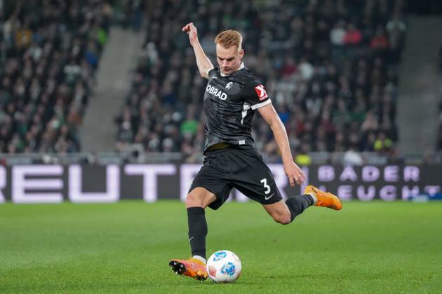 Philipp Lienhart (SC Freiburg, 03) am Ball , Deutschland, Fussball, 1. Bundesliga, 6.Spieltag, 2025 2026, Borussia Mönchengladbach vs. SC Freiburg, 05.10.2025, BORUSSIA-PARK, Mönchengladbach, Deutschland DFL REGULATIONS PROHIBIT ANY USE OF PHOTOGRAPHS AS IMAGE SEQUENCES AND OR QUASI-VIDEO. Mönchengladbach BORUSSIA-PARK Nordrhein-Westfalen Deutschland Copyright: xArnexAmbergx