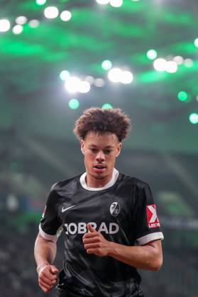 Derry Scherhant (SC Freiburg, 07) , Deutschland, Fussball, 1. Bundesliga, 6.Spieltag, 2025 2026, Borussia Mönchengladbach vs. SC Freiburg, 05.10.2025, BORUSSIA-PARK, Mönchengladbach, Deutschland DFL REGULATIONS PROHIBIT ANY USE OF PHOTOGRAPHS AS IMAGE SEQUENCES AND OR QUASI-VIDEO. Mönchengladbach BORUSSIA-PARK Nordrhein-Westfalen Deutschland Copyright: xArnexAmbergx