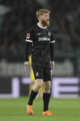 Jan-Niklas Beste (SC Freiburg) schaut waehrend des spiels der Bundesliga zwischen Borussia Mönchengladbach und Club Freiburg, Stadion im Borussia-Park am 05. October 2025 in Mönchengladbach, Deutschland. (Foto von Oliver Kaelke DeFodi Images) +++ Jan-Niklas Beste (SC Freiburg) looks on during the Bundesliga match between Borussia Mönchengladbach and Sport-Club Freiburg at Stadion im Borussia-Park on October 5, 2025 in Mönchengladbach, Germany. (Photo by Oliver Kaelke DeFodi Images) DFL regulations prohibit any use of photographs as image sequences and or quasi-video. (Photo by Oliver Kaelke DeFodi Images) Jan Niklas Beste SC Freiburg looks on during the Bundesliga match between Borussia Mönchengladbach and Sport Club Freiburg, Stadion im Borussia Park on October 05 2025 in Mönchengladbach, Germany Photo by Oliver Kaelke DeFodi Images Jan Niklas Beste SC Freiburg looks on during the Bundesliga match between Borussia Mönchengladbach and Sport Club Freiburg at Stadion im Borussia Park on October 5, 2025 in Mönchengladbach, Germany Photo by Oliver Kaelke DeFodi Images DFL regulations prohibit any use of photographs as image sequences and or quasi video Photo by Oliver Kaelke DeFodi Images