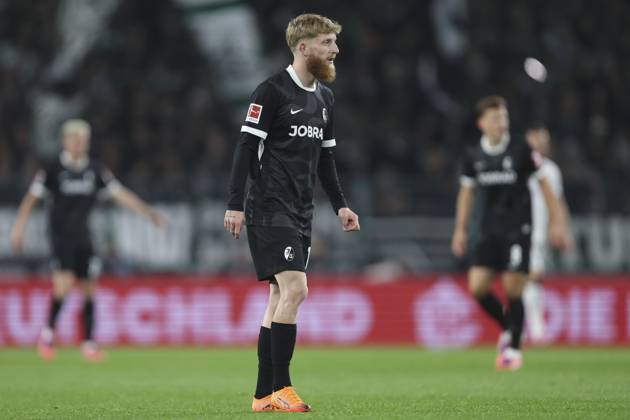 Jan-Niklas Beste (SC Freiburg) schaut waehrend des spiels der Bundesliga zwischen Borussia Mönchengladbach und Club Freiburg, Stadion im Borussia-Park am 05. October 2025 in Mönchengladbach, Deutschland. (Foto von Oliver Kaelke DeFodi Images) +++ Jan-Niklas Beste (SC Freiburg) looks on during the Bundesliga match between Borussia Mönchengladbach and Sport-Club Freiburg at Stadion im Borussia-Park on October 5, 2025 in Mönchengladbach, Germany. (Photo by Oliver Kaelke DeFodi Images) DFL regulations prohibit any use of photographs as image sequences and or quasi-video. (Photo by Oliver Kaelke DeFodi Images) Jan Niklas Beste SC Freiburg looks on during the Bundesliga match between Borussia Mönchengladbach and Sport Club Freiburg, Stadion im Borussia Park on October 05 2025 in Mönchengladbach, Germany Photo by Oliver Kaelke DeFodi Images Jan Niklas Beste SC Freiburg looks on during the Bundesliga match between Borussia Mönchengladbach and Sport Club Freiburg at Stadion im Borussia Park on October 5, 2025 in Mönchengladbach, Germany Photo by Oliver Kaelke DeFodi Images DFL regulations prohibit any use of photographs as image sequences and or quasi video Photo by Oliver Kaelke DeFodi Images