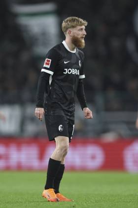Jan-Niklas Beste (SC Freiburg) schaut waehrend des spiels der Bundesliga zwischen Borussia Mönchengladbach und Club Freiburg, Stadion im Borussia-Park am 05. October 2025 in Mönchengladbach, Deutschland. (Foto von Oliver Kaelke DeFodi Images) +++ Jan-Niklas Beste (SC Freiburg) looks on during the Bundesliga match between Borussia Mönchengladbach and Sport-Club Freiburg at Stadion im Borussia-Park on October 5, 2025 in Mönchengladbach, Germany. (Photo by Oliver Kaelke DeFodi Images) DFL regulations prohibit any use of photographs as image sequences and or quasi-video. (Photo by Oliver Kaelke DeFodi Images) Jan Niklas Beste SC Freiburg looks on during the Bundesliga match between Borussia Mönchengladbach and Sport Club Freiburg, Stadion im Borussia Park on October 05 2025 in Mönchengladbach, Germany Photo by Oliver Kaelke DeFodi Images Jan Niklas Beste SC Freiburg looks on during the Bundesliga match between Borussia Mönchengladbach and Sport Club Freiburg at Stadion im Borussia Park on October 5, 2025 in Mönchengladbach, Germany Photo by Oliver Kaelke DeFodi Images DFL regulations prohibit any use of photographs as image sequences and or quasi video Photo by Oliver Kaelke DeFodi Images