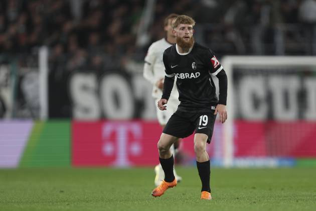 Jan-Niklas Beste (SC Freiburg) schaut waehrend des spiels der Bundesliga zwischen Borussia Mönchengladbach und Club Freiburg, Stadion im Borussia-Park am 05. October 2025 in Mönchengladbach, Deutschland. (Foto von Oliver Kaelke DeFodi Images) +++ Jan-Niklas Beste (SC Freiburg) looks on during the Bundesliga match between Borussia Mönchengladbach and Sport-Club Freiburg at Stadion im Borussia-Park on October 5, 2025 in Mönchengladbach, Germany. (Photo by Oliver Kaelke DeFodi Images) DFL regulations prohibit any use of photographs as image sequences and or quasi-video. (Photo by Oliver Kaelke DeFodi Images) Jan Niklas Beste SC Freiburg looks on during the Bundesliga match between Borussia Mönchengladbach and Sport Club Freiburg, Stadion im Borussia Park on October 05 2025 in Mönchengladbach, Germany Photo by Oliver Kaelke DeFodi Images Jan Niklas Beste SC Freiburg looks on during the Bundesliga match between Borussia Mönchengladbach and Sport Club Freiburg at Stadion im Borussia Park on October 5, 2025 in Mönchengladbach, Germany Photo by Oliver Kaelke DeFodi Images DFL regulations prohibit any use of photographs as image sequences and or quasi video Photo by Oliver Kaelke DeFodi Images