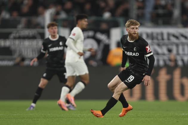 Jan-Niklas Beste (SC Freiburg) schaut waehrend des spiels der Bundesliga zwischen Borussia Mönchengladbach und Club Freiburg, Stadion im Borussia-Park am 05. October 2025 in Mönchengladbach, Deutschland. (Foto von Oliver Kaelke DeFodi Images) +++ Jan-Niklas Beste (SC Freiburg) looks on during the Bundesliga match between Borussia Mönchengladbach and Sport-Club Freiburg at Stadion im Borussia-Park on October 5, 2025 in Mönchengladbach, Germany. (Photo by Oliver Kaelke DeFodi Images) DFL regulations prohibit any use of photographs as image sequences and or quasi-video. (Photo by Oliver Kaelke DeFodi Images) Jan Niklas Beste SC Freiburg looks on during the Bundesliga match between Borussia Mönchengladbach and Sport Club Freiburg, Stadion im Borussia Park on October 05 2025 in Mönchengladbach, Germany Photo by Oliver Kaelke DeFodi Images Jan Niklas Beste SC Freiburg looks on during the Bundesliga match between Borussia Mönchengladbach and Sport Club Freiburg at Stadion im Borussia Park on October 5, 2025 in Mönchengladbach, Germany Photo by Oliver Kaelke DeFodi Images DFL regulations prohibit any use of photographs as image sequences and or quasi video Photo by Oliver Kaelke DeFodi Images