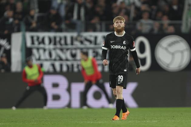 Jan-Niklas Beste (SC Freiburg) schaut waehrend des spiels der Bundesliga zwischen Borussia Mönchengladbach und Club Freiburg, Stadion im Borussia-Park am 05. October 2025 in Mönchengladbach, Deutschland. (Foto von Oliver Kaelke DeFodi Images) +++ Jan-Niklas Beste (SC Freiburg) looks on during the Bundesliga match between Borussia Mönchengladbach and Sport-Club Freiburg at Stadion im Borussia-Park on October 5, 2025 in Mönchengladbach, Germany. (Photo by Oliver Kaelke DeFodi Images) DFL regulations prohibit any use of photographs as image sequences and or quasi-video. (Photo by Oliver Kaelke DeFodi Images) Jan Niklas Beste SC Freiburg looks on during the Bundesliga match between Borussia Mönchengladbach and Sport Club Freiburg, Stadion im Borussia Park on October 05 2025 in Mönchengladbach, Germany Photo by Oliver Kaelke DeFodi Images Jan Niklas Beste SC Freiburg looks on during the Bundesliga match between Borussia Mönchengladbach and Sport Club Freiburg at Stadion im Borussia Park on October 5, 2025 in Mönchengladbach, Germany Photo by Oliver Kaelke DeFodi Images DFL regulations prohibit any use of photographs as image sequences and or quasi video Photo by Oliver Kaelke DeFodi Images