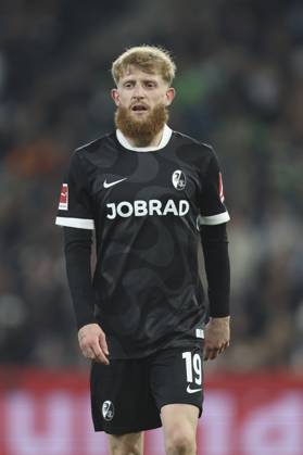 Jan-Niklas Beste (SC Freiburg) schaut waehrend des spiels der Bundesliga zwischen Borussia Mönchengladbach und Club Freiburg, Stadion im Borussia-Park am 05. October 2025 in Mönchengladbach, Deutschland. (Foto von Oliver Kaelke DeFodi Images) +++ Jan-Niklas Beste (SC Freiburg) looks on during the Bundesliga match between Borussia Mönchengladbach and Sport-Club Freiburg at Stadion im Borussia-Park on October 5, 2025 in Mönchengladbach, Germany. (Photo by Oliver Kaelke DeFodi Images) DFL regulations prohibit any use of photographs as image sequences and or quasi-video. (Photo by Oliver Kaelke DeFodi Images) Jan Niklas Beste SC Freiburg looks on during the Bundesliga match between Borussia Mönchengladbach and Sport Club Freiburg, Stadion im Borussia Park on October 05 2025 in Mönchengladbach, Germany Photo by Oliver Kaelke DeFodi Images Jan Niklas Beste SC Freiburg looks on during the Bundesliga match between Borussia Mönchengladbach and Sport Club Freiburg at Stadion im Borussia Park on October 5, 2025 in Mönchengladbach, Germany Photo by Oliver Kaelke DeFodi Images DFL regulations prohibit any use of photographs as image sequences and or quasi video Photo by Oliver Kaelke DeFodi Images