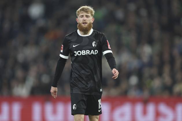 Jan-Niklas Beste (SC Freiburg) schaut waehrend des spiels der Bundesliga zwischen Borussia Mönchengladbach und Club Freiburg, Stadion im Borussia-Park am 05. October 2025 in Mönchengladbach, Deutschland. (Foto von Oliver Kaelke DeFodi Images) +++ Jan-Niklas Beste (SC Freiburg) looks on during the Bundesliga match between Borussia Mönchengladbach and Sport-Club Freiburg at Stadion im Borussia-Park on October 5, 2025 in Mönchengladbach, Germany. (Photo by Oliver Kaelke DeFodi Images) DFL regulations prohibit any use of photographs as image sequences and or quasi-video. (Photo by Oliver Kaelke DeFodi Images) Jan Niklas Beste SC Freiburg looks on during the Bundesliga match between Borussia Mönchengladbach and Sport Club Freiburg, Stadion im Borussia Park on October 05 2025 in Mönchengladbach, Germany Photo by Oliver Kaelke DeFodi Images Jan Niklas Beste SC Freiburg looks on during the Bundesliga match between Borussia Mönchengladbach and Sport Club Freiburg at Stadion im Borussia Park on October 5, 2025 in Mönchengladbach, Germany Photo by Oliver Kaelke DeFodi Images DFL regulations prohibit any use of photographs as image sequences and or quasi video Photo by Oliver Kaelke DeFodi Images