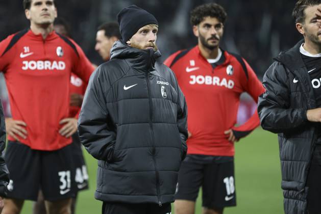 Jan-Niklas Beste (SC Freiburg) schaut waehrend des spiels der Bundesliga zwischen Borussia Mönchengladbach und Club Freiburg, Stadion im Borussia-Park am 05. October 2025 in Mönchengladbach, Deutschland. (Foto von Oliver Kaelke DeFodi Images) +++ Jan-Niklas Beste (SC Freiburg) looks on during the Bundesliga match between Borussia Mönchengladbach and Sport-Club Freiburg at Stadion im Borussia-Park on October 5, 2025 in Mönchengladbach, Germany. (Photo by Oliver Kaelke DeFodi Images) DFL regulations prohibit any use of photographs as image sequences and or quasi-video. (Photo by Oliver Kaelke DeFodi Images) Jan Niklas Beste SC Freiburg looks on during the Bundesliga match between Borussia Mönchengladbach and Sport Club Freiburg, Stadion im Borussia Park on October 05 2025 in Mönchengladbach, Germany Photo by Oliver Kaelke DeFodi Images Jan Niklas Beste SC Freiburg looks on during the Bundesliga match between Borussia Mönchengladbach and Sport Club Freiburg at Stadion im Borussia Park on October 5, 2025 in Mönchengladbach, Germany Photo by Oliver Kaelke DeFodi Images DFL regulations prohibit any use of photographs as image sequences and or quasi video Photo by Oliver Kaelke DeFodi Images