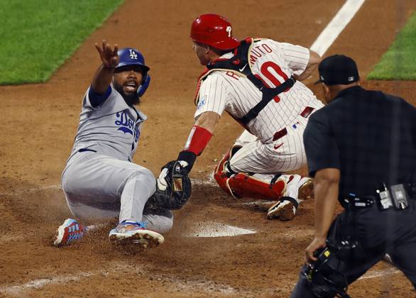 Los Angeles Dodgers Teoscar Hernandez (37) slides into home to score past the tag of Philadelphia Phillies catcher J.T. Realmuto (10) in the seventh inning during game two of the MLB, Baseball Herren, USA National League Division Series at Citizens Bank Park in Philadelphia on Monday, October 6, 2025. PHI20251006816 LAURENCExKESTERSON
