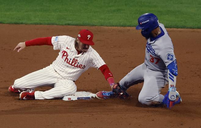 Los Angeles Dodgers Teoscar Hernandez (37) is tagged out by Philadelphia Phillies second baseman Bryson Stott (5) after trying to stretch a base hit into a double in the eighth inning during game two of the MLB, Baseball Herren, USA National League Division Series at Citizens Bank Park in Philadelphia on Monday, October 6, 2025. PHI20251006826 LAURENCExKESTERSON