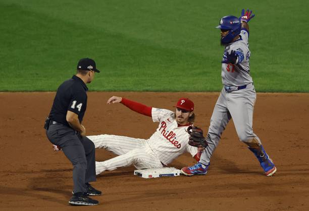 Los Angeles Dodgers Teoscar Hernandez (37) is tagged out by Philadelphia Phillies second baseman Bryson Stott (5) after trying to stretch a base hit into a double in the eighth inning during game two of the MLB, Baseball Herren, USA National League Division Series at Citizens Bank Park in Philadelphia on Monday, October 6, 2025. PHI20251006827 LAURENCExKESTERSON