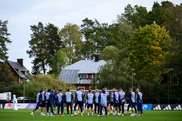 251007 Players of the Swedish men s national football team during a training session on October 7, 2025 in Stockholm. Photo: Jesper Zerman BILDBYRAN kod JZ JZ0621 fotboll football soccer fotball vm-kval kval FIFA World Cup, WM, Weltmeisterschaft, Fussball qualifier qualifier träning practice training sverige sweden sverige a bbeng Copyright: JESPERxZERMAN BB251007JZ050