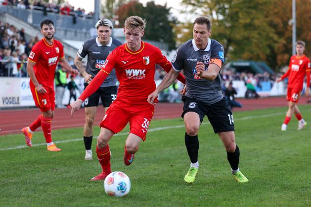 im Zweikampf, Aktion, mit Anton Kade 30 (FC Augsburg), Dennis Dressel 14 (SSV Ulm 1846), FC Augsburg vs. SSV Ulm 1846, Fussball, Testspiel, 08.10.2025 Burgau Bayern Deutschland