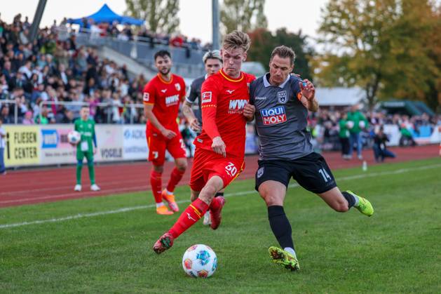 im Zweikampf, Aktion, mit Anton Kade 30 (FC Augsburg), Dennis Dressel 14 (SSV Ulm 1846), FC Augsburg vs. SSV Ulm 1846, Fussball, Testspiel, 08.10.2025 Burgau Bayern Deutschland