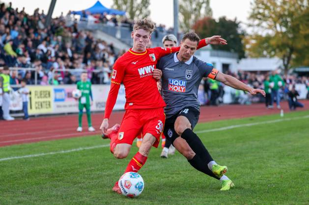 im Zweikampf, Aktion, mit Anton Kade 30 (FC Augsburg), Dennis Dressel 14 (SSV Ulm 1846), FC Augsburg vs. SSV Ulm 1846, Fussball, Testspiel, 08.10.2025 Burgau Bayern Deutschland