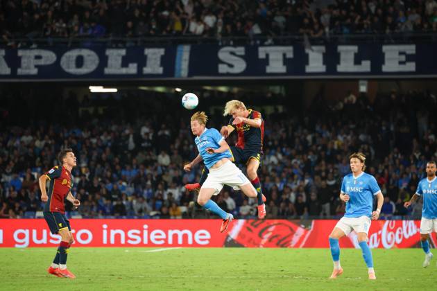 October 5, 2025, Napoli, Campania, ITALIA: Kevi De Bruyne of SSC Napoli Morten Frendrup of FC Genoa During the 2025 26 Italian Serie A football match between SSC Napoli and Genoa on October 5, 2025, at the Diego Armando Maradona Stadium in Naples. Napoli ITALIA - ZUMAs236 20251005_aap_s236_135 Copyright: xFabioxSassox