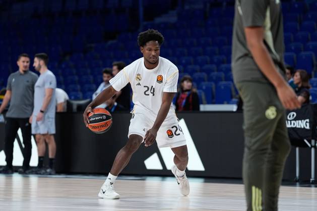 October 9, 2025, Madrid, Madrid, Spain: Andres Feliz of Real Madrid warms up during the Turkish Airlines Euroleague 2025 26 League Phase MD3, match played between Real Madrid and LDLC ASVEL Villeurbanne at Movistar Arena on October 09, 2025 in Madrid, Spain. Madrid Spain - ZUMAa181 20251009_zaa_a181_323 Copyright: xDennisxAgyemanx