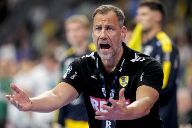 Maik Machulla (Trainer, Cheftrainer, RNL), gibt Anweisungen, gestikuliert, mit den Armen gestikulieren, Einzelbild, Einzelfoto, Aktion, Action, 09.10.2025, Mannheim (Deutschland), Handball, Bundesliga, Rhein-Neckar Löwen - Frisch Auf Göppingen