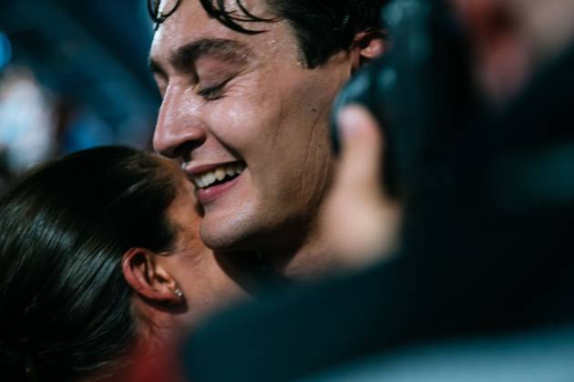 October 5, 2025, Singapore, Tamilnadu, Singapore: George Russell of Mercedes celebrates with his girlfriend Carmen Montero Mundt after the win at the F1 Grand Prix of Singapore at Marina Bay Street Circuit on October, 5th, 2025 in Singapore. Singapore Singapore - ZUMAc251 20251005_znp_c251_034 Copyright: xVikramxChandrasekarx