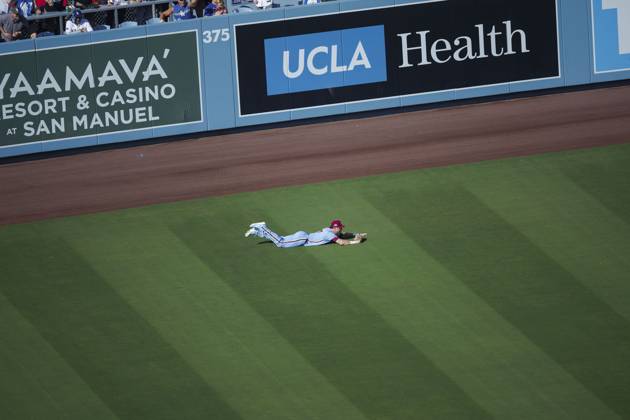 October 9, 2025, Los Angeles, California, USA: Max Kepler 17 of the Philadelphia Phillies during their MLB, Baseball Herren, USA National League Division Series Game 4 against the Los Angeles Dodgers on Thursday October 9, 2025 at Dodger Stadium in Los Angeles, California. ARMANDO ARORIZO PI Los Angeles USA - ZUMAp124 20251009_zaa_p124_002 Copyright: xArmandoxArorizox