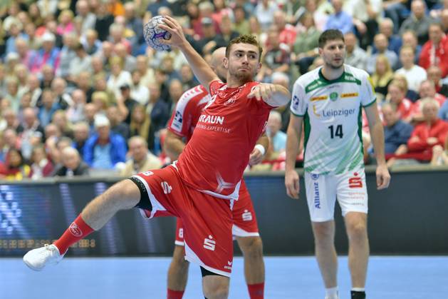 Florian Drosten (MT Melsungen 18) beim Wurf; Marko Mamic (SC DHfK Leipzig 14) (R) , GER, MT Melsungen - SC DHfK Leipzig, Handball, 1. Bundesliga, 8. Spieltag, Saison 2025 2026, 10.10.2025, GER, MT Melsungen - SC DHfK Leipzig, Handball, 1. Bundesliga, 8. Spieltag, Saison 2025 2026, 10.10.2025 Kassel Copyright: xEibner-Pressefotox xRolandxSippex EP_RSL