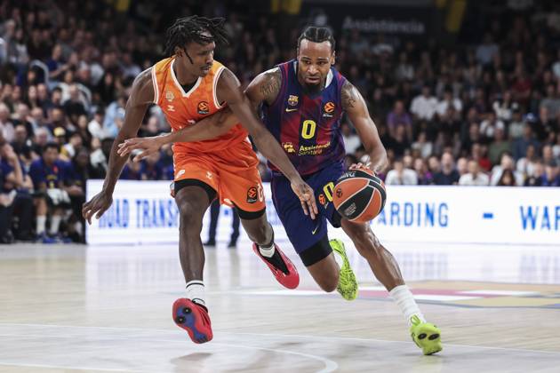 October 10, 2025, Barcelona, Barcelona, Spain: Kevin Punter of FC Barcelona, Barca and Brancou Badio of Valencia Basket in action during the Turkish Airlines Euroleague 2025 26 League Phase MD3, match played between FC Barcelona and Valencia Basket at Palau Blaugrana on October 10, 2025 in Barcelona, Spain. Barcelona Spain - ZUMAa181 20251010_zaa_a181_412 Copyright: xJavierxBorregox