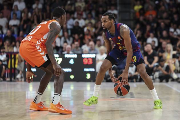 October 10, 2025, Barcelona, Barcelona, Spain: Kevin Punter of FC Barcelona, Barca in action during the Turkish Airlines Euroleague 2025 26 League Phase MD3, match played between FC Barcelona and Valencia Basket at Palau Blaugrana on October 10, 2025 in Barcelona, Spain. Barcelona Spain - ZUMAa181 20251010_zaa_a181_447 Copyright: xJavierxBorregox