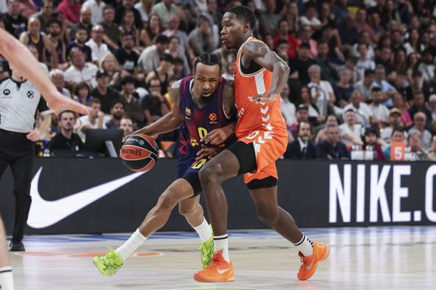 October 10, 2025, Barcelona, Barcelona, Spain: Kevin Punter of FC Barcelona, Barca and Omari Moore of Valencia Basket in action during the Turkish Airlines Euroleague 2025 26 League Phase MD3, match played between FC Barcelona and Valencia Basket at Palau Blaugrana on October 10, 2025 in Barcelona, Spain. Barcelona Spain - ZUMAa181 20251010_zaa_a181_448 Copyright: xJavierxBorregox