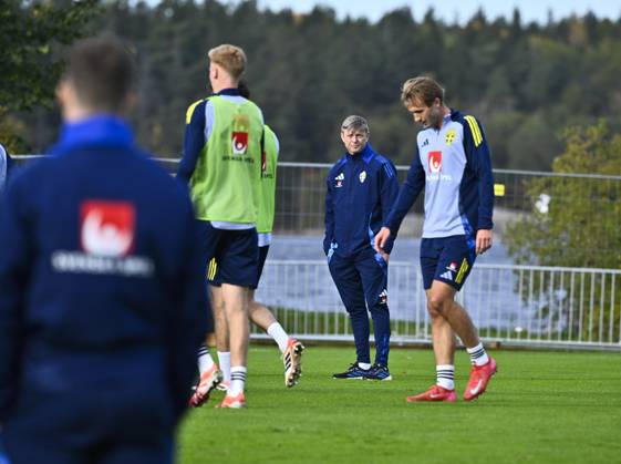 STOCKHOLM, SWEDEN 20251011 Swedish national team, Nationalteam captain Jon Dahl Tomasson as the Swedish national football team trains on Bosön, the day after the loss in the World Cup qualifier against Switzerland, and ahead of the match against Kosovo. STOCKHOLM SWEDEN x10090x