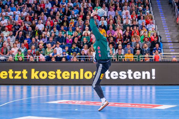 Simon Gade (TSV Hannover-Burgdorf, Nr. 16) (v.l.), TSV Hannover-Burgdorf (beige) gegen ThSC Eisenach (blau) am 8. Spieltag der Saison 2025 2026 in der DAIKIN Handball-Bundesliga (11.10.2025, ZAG Arena (Hannover, GER), Copyright: xJanxGuentherx xTSVxHannover-Burgdorfx