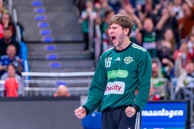 Simon Gade (TSV Hannover-Burgdorf, Nr. 16) (v.l.), TSV Hannover-Burgdorf (beige) gegen ThSC Eisenach (blau) am 8. Spieltag der Saison 2025 2026 in der DAIKIN Handball-Bundesliga (11.10.2025, ZAG Arena (Hannover, GER), Copyright: xJanxGuentherx xTSVxHannover-Burgdorfx