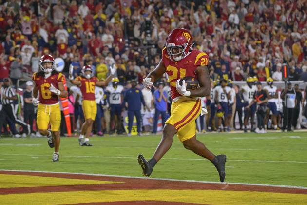 October 11, 2025, Los Angeles, California, USA: 21 Bryan Jackson, RB of the USC Trojans scores a touchdoen during their BIG 10 football game against the Michigan Wolverines on Saturday October 11, 2025 at the Los Angeles Coliseum in Los Angeles, California. Trojans defeat Wolverines, 31-13. MARK HAMMOND BNS PI Los Angeles USA - ZUMAp124 20251011_zaa_p124_120 Copyright: xMarkxHammondx