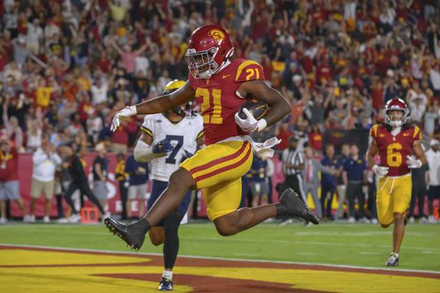 October 11, 2025, Los Angeles, California, USA: 21 Bryan Jackson, RB of the USC Trojans scores a touchdoen during their BIG 10 football game against the Michigan Wolverines on Saturday October 11, 2025 at the Los Angeles Coliseum in Los Angeles, California. Trojans defeat Wolverines, 31-13. MARK HAMMOND BNS PI Los Angeles USA - ZUMAp124 20251011_zaa_p124_121 Copyright: xMarkxHammondx
