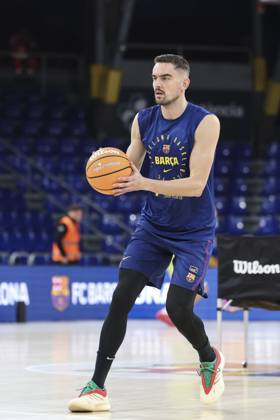 October 12, 2025, Barcelona, Barcelona, Spain: Tomas Satoransky of FC Barcelona, Barca warms up during the Spanish League, Liga ACB Endesa, basketball match played between FC Barcelona and Hiopos Lleida at Palau Blaugrana on October 12, 2025 in Barcelona, Spain. Barcelona Spain - ZUMAa181 20251012_zaa_a181_023 Copyright: xJavierxBorregox